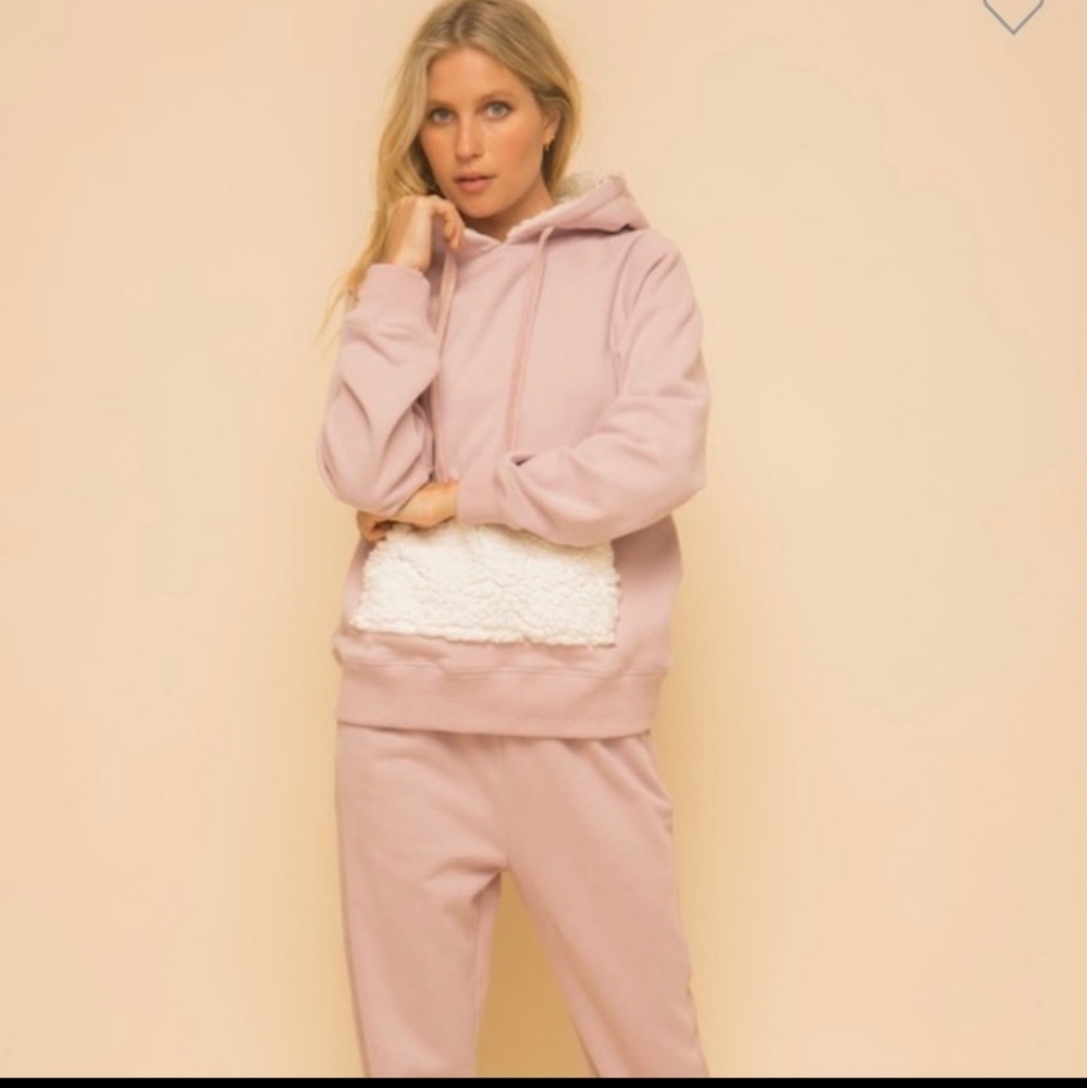 Host Pick 🥳 POL Hoodie with sherpa on the pocket and inside the hood. - Picture 2 of 5